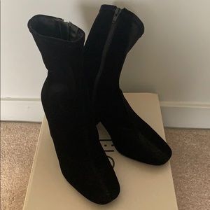 URBAN OUTFITTERS VELVET STRETCH BOOT SIZE US7